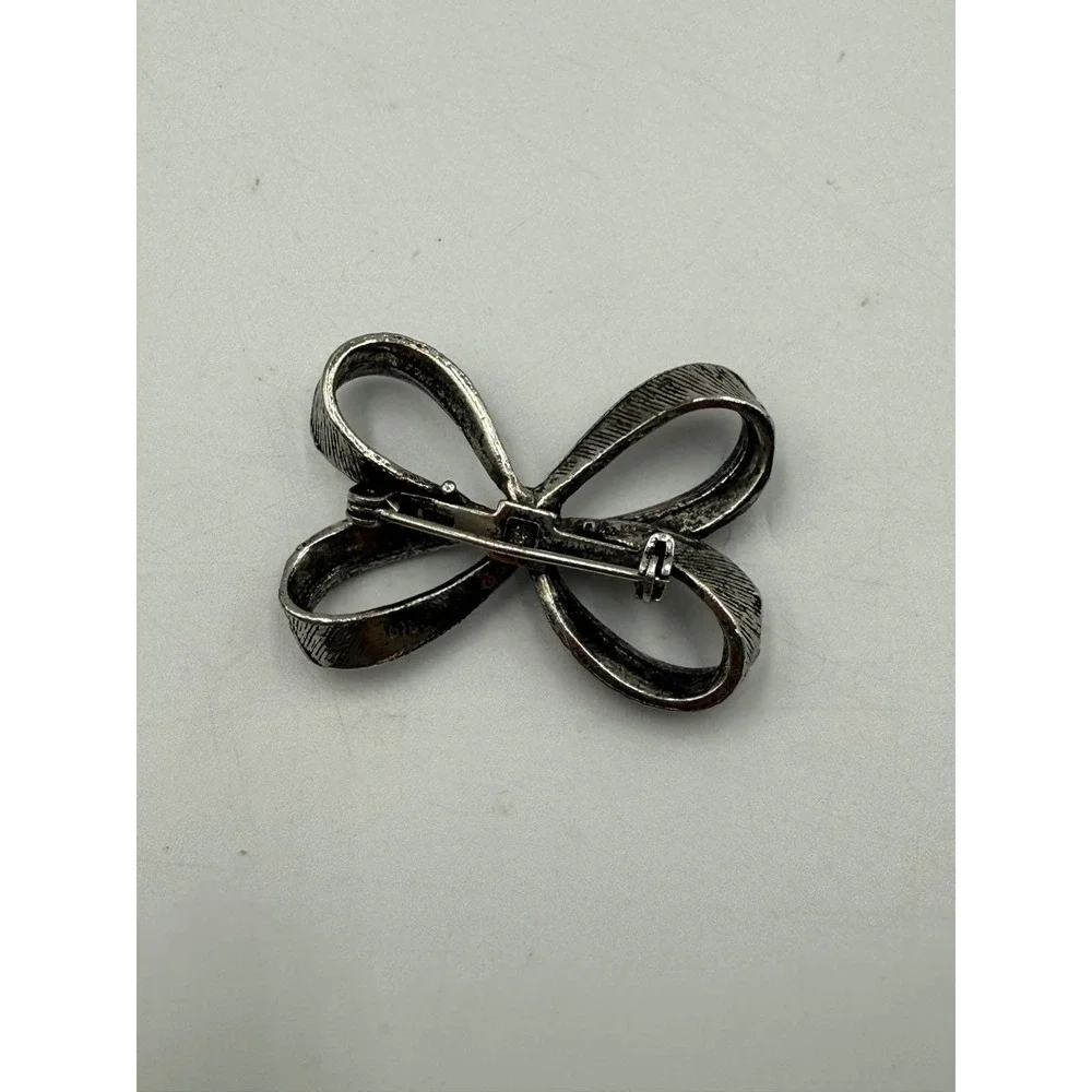 Vintage LIDZ Silver Tone Textured Bow Brooch Pin Ribbon Design Accessory‎
